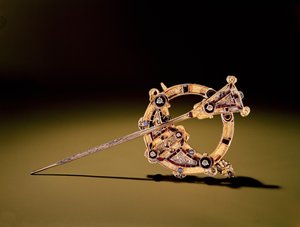 タラブローチ、ベティスタウン、ミース州（銀箔を金箔、ビーズ、金、琥珀色、ガラスで覆った鋳造銀）